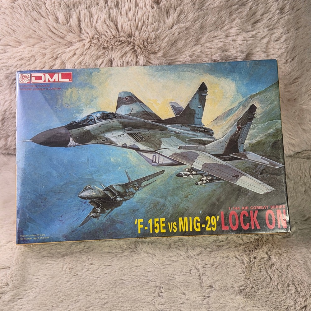 DML 1/144 F-15E vs MiG-29 Lock On Air Combat Series Model Kit 4002 1990
